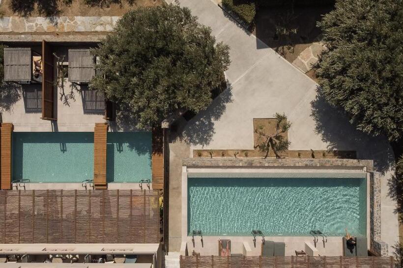 סוויטת ג'וניור נוף הרים, Paralos Irini Mare