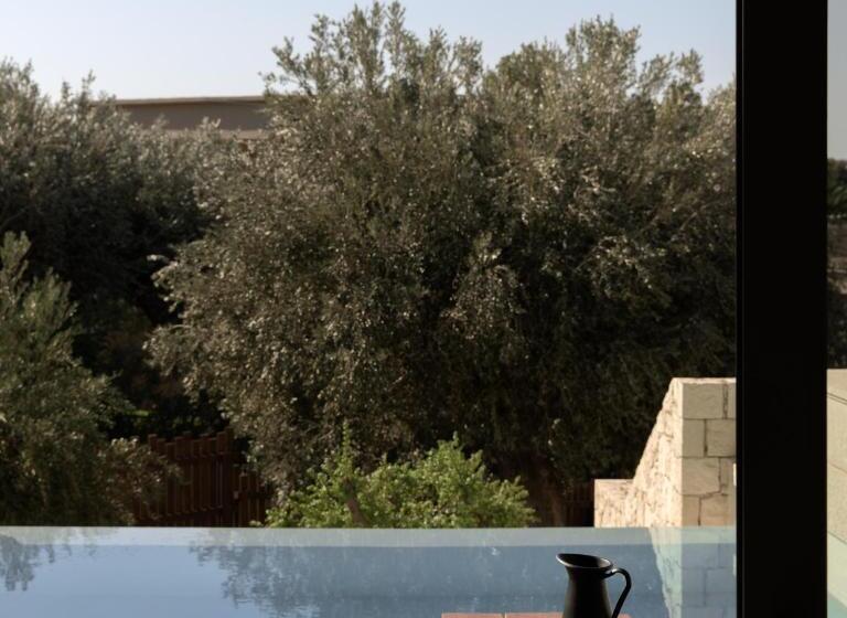 סוויטה נוף להרים, Paralos Irini Mare