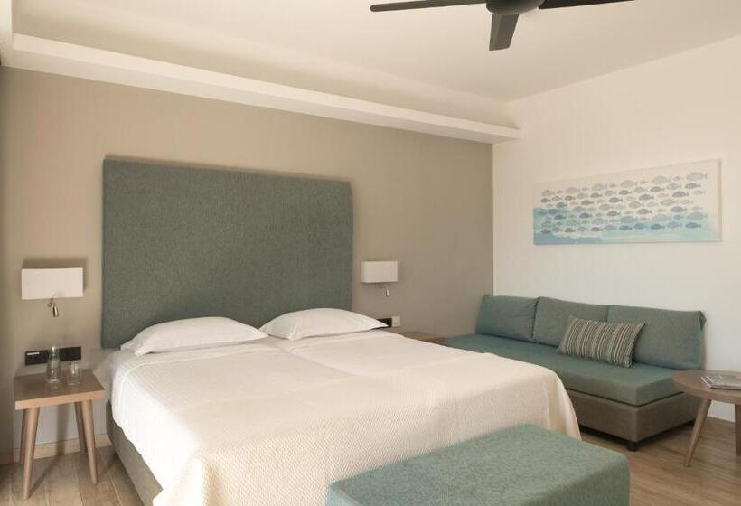 סוויטת ג'וניור נוף הרים, Paralos Irini Mare