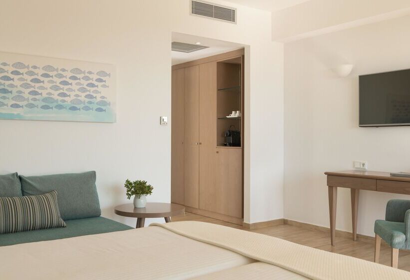 סוויטת ג'וניור נוף לים, Paralos Irini Mare