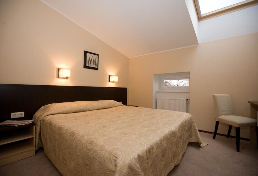 اتاق اکونومی, Rocca Al Mare