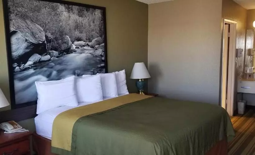 اتاق استاندارد با تخت بزرگ برای معلولان, Super 8 By Wyndham Ridgecrest