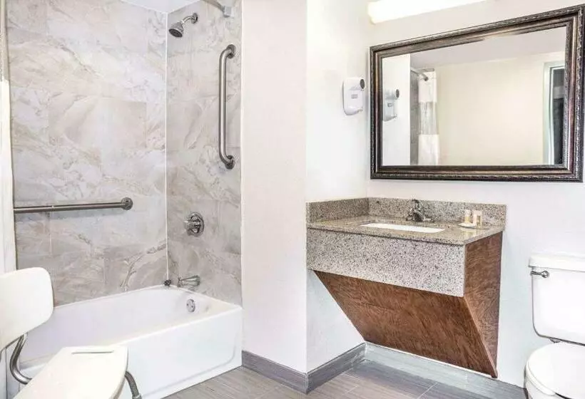 ２ダブルベッドのスタンダードルーム, Days Inn By Wyndham Houston