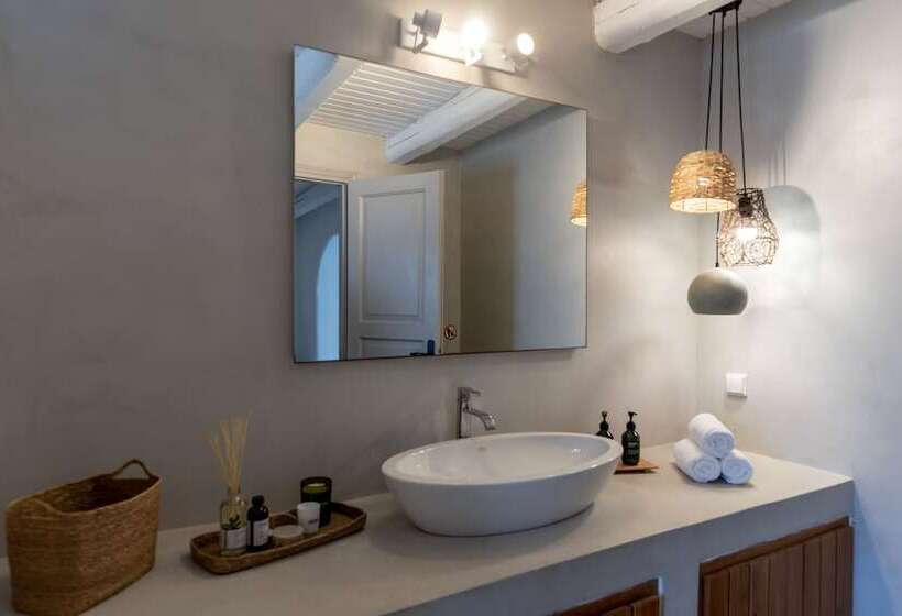 Люкс, Marillia Village