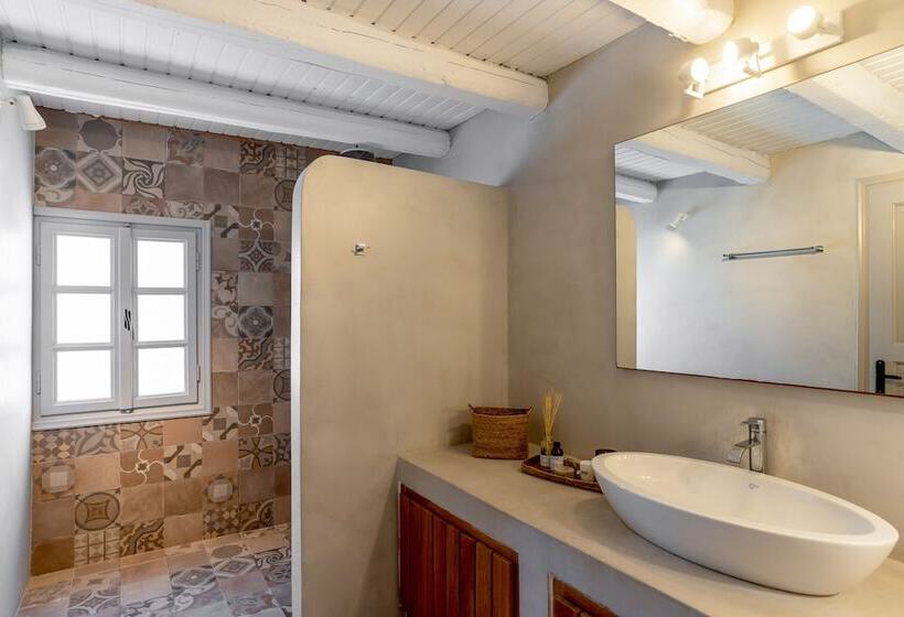 Люкс, Marillia Village