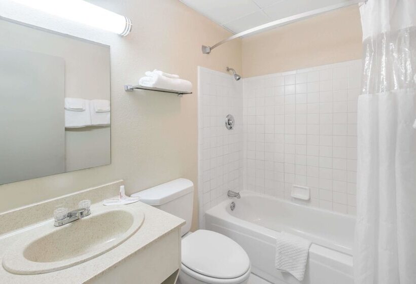 Standard-huone 2 Parivuodetta, Super 8 By Wyndham Knoxville Downtown Area