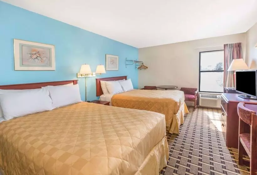 ２ダブルベッドのスタンダードルーム, Super 8 By Wyndham Knoxville Downtown Area