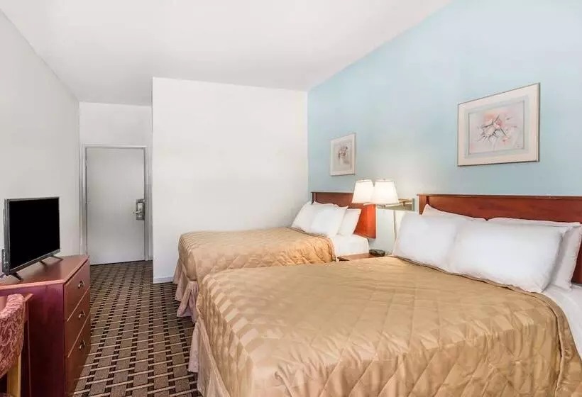 ２ダブルベッドのスタンダードルーム, Super 8 By Wyndham Knoxville Downtown Area