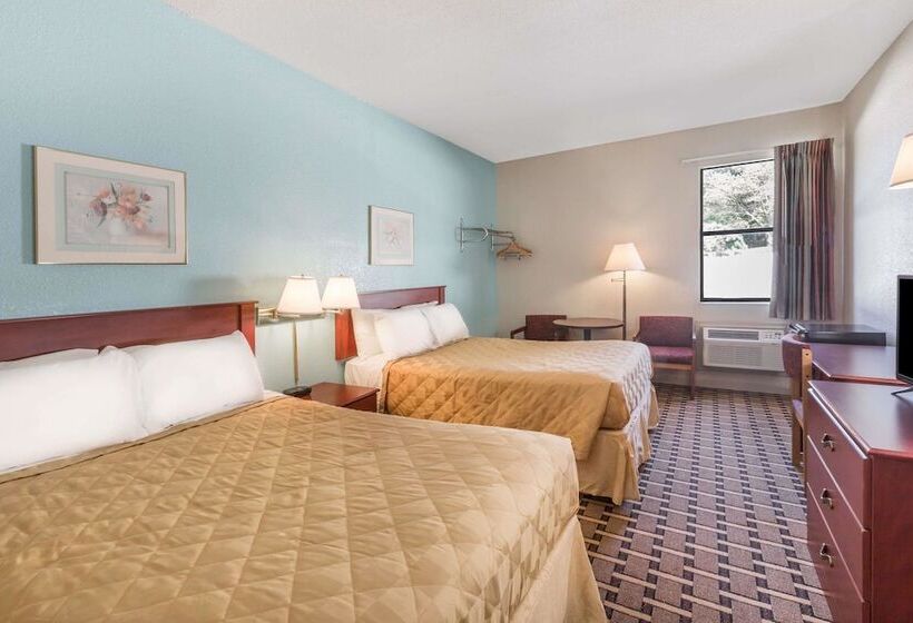 Standard-huone 2 Parivuodetta, Super 8 By Wyndham Knoxville Downtown Area