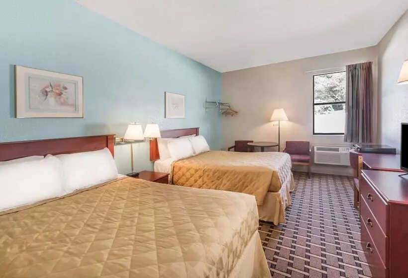 ２ダブルベッドのスタンダードルーム, Super 8 By Wyndham Knoxville Downtown Area