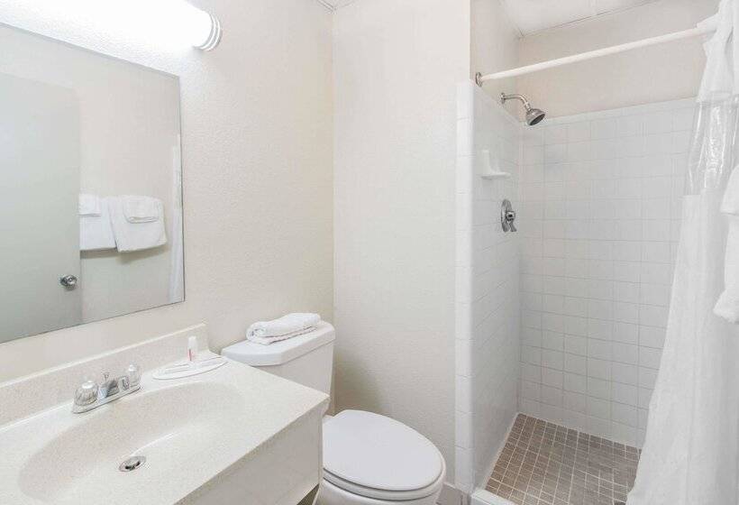 Standard-huone 2 Parivuodetta, Super 8 By Wyndham Knoxville Downtown Area
