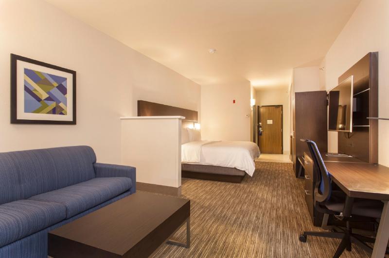 带大床的套房, Holiday Inn Express & Suites