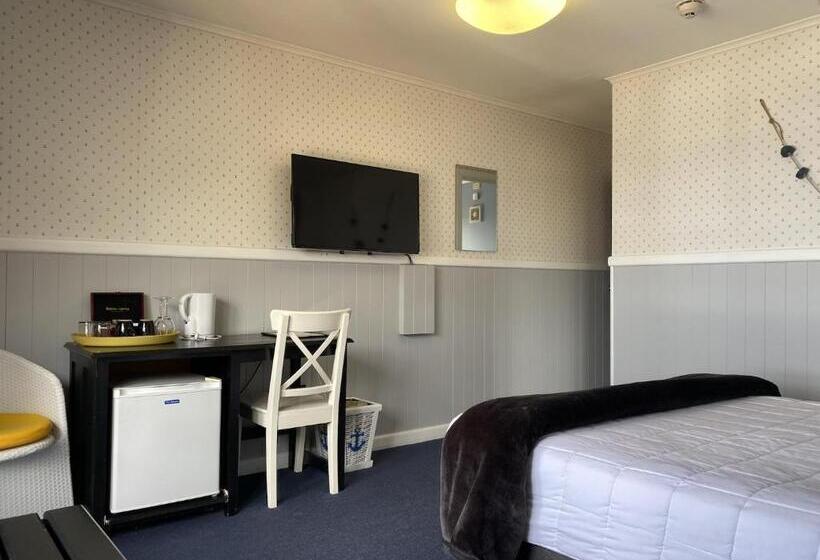 Standard studio with lake view, Lakefront Lodge Taupo