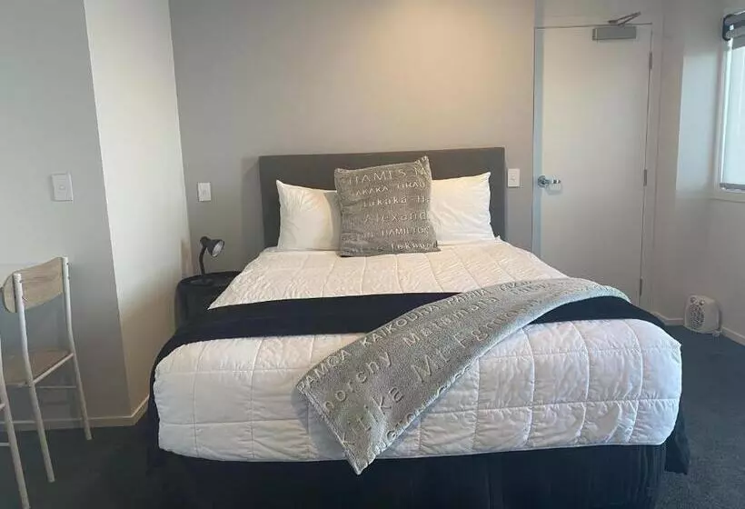 استودیو خانوادگی, Lakefront Lodge Taupo