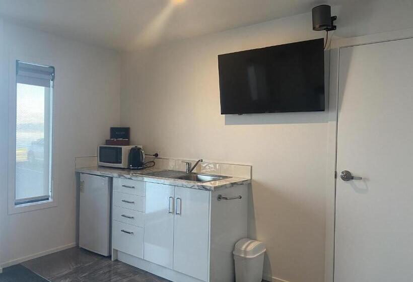 ファミリーステューディオ, Lakefront Lodge Taupo