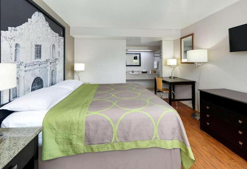 适合残疾人士使用的带超级大床的标准间, Super 8 By Wyndham San Antonio Pearl District / Downtown