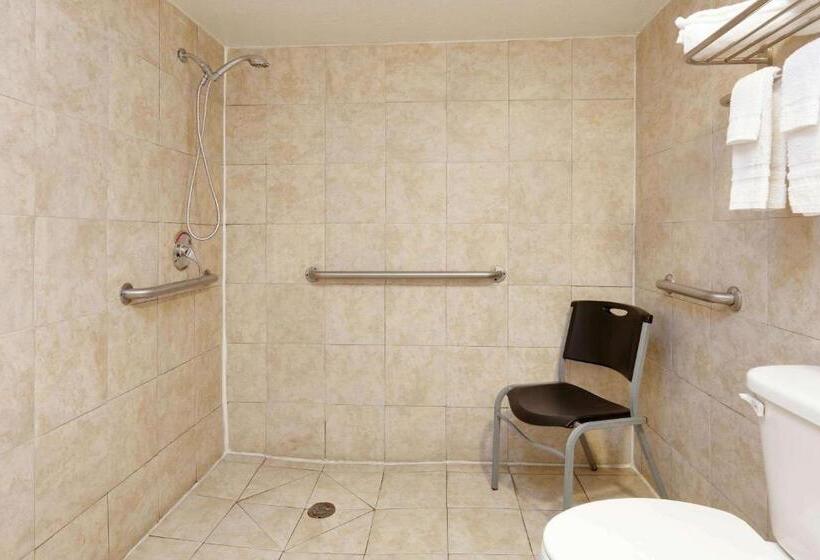 غرفة قياسية سرير كينج لذوى الإحتياجات الخاصة, Super 8 By Wyndham San Antonio Pearl District / Downtown