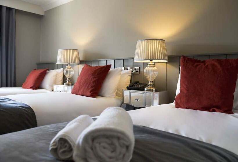 חדר סטנדרט לשלושה, Village Hotel