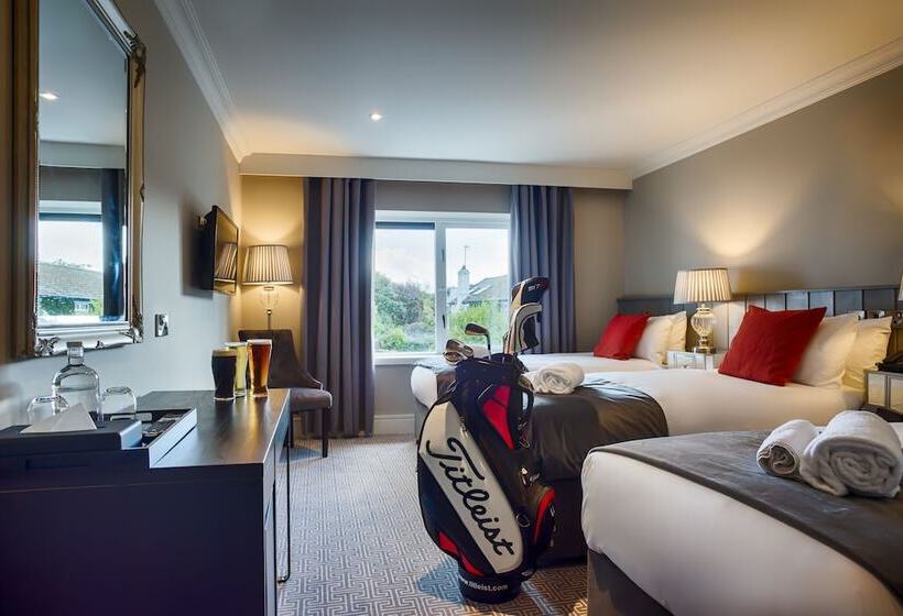 غرفة قياسية ثلاثية, Village Hotel