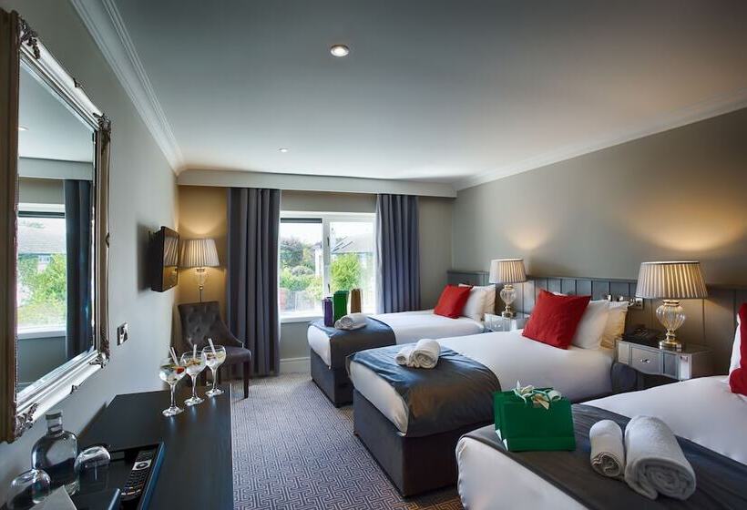 غرفة قياسية ثلاثية, Village Hotel