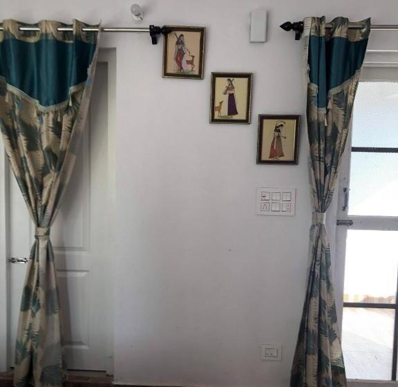 스탠다드 룸 산 전망, White House In Nainital