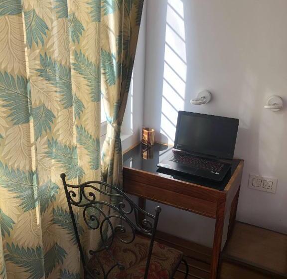스탠다드 룸 산 전망, White House In Nainital