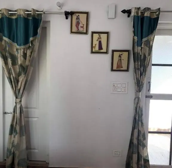 レイクビュースタンダードルーム, White House In Nainital