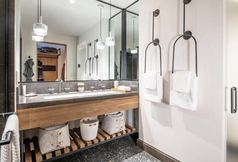 غرفة قياسية سرير ملكى, The Cloudveil, Autograph Collection