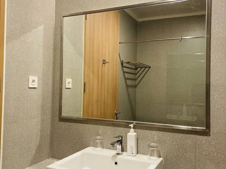اتاق لوکس با چشم‌انداز دریا, Kambaniru Beach Hotel And Resort