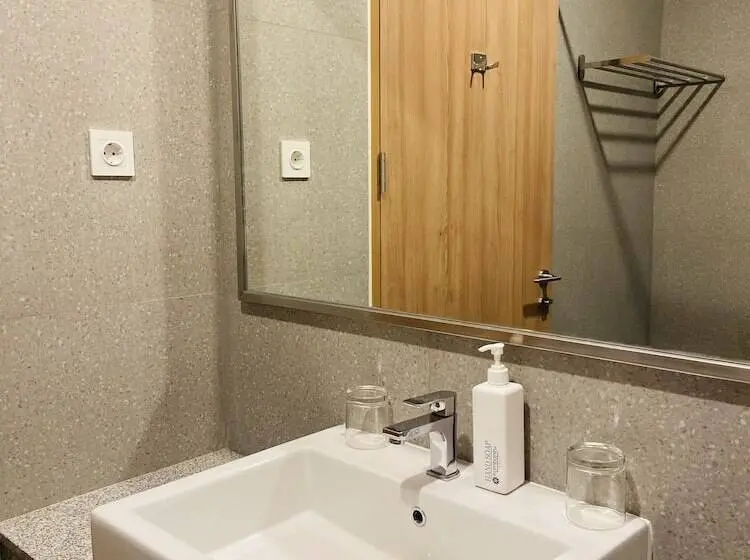اتاق لوکس با چشم‌انداز دریا, Kambaniru Beach Hotel And Resort