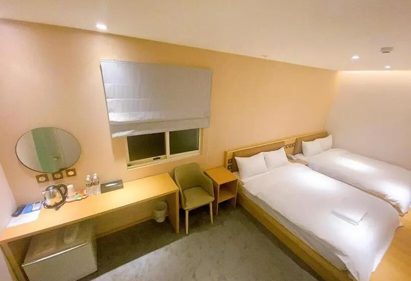 اتاق استاندارد چهار تخته, Michi Hotel   Zhongli