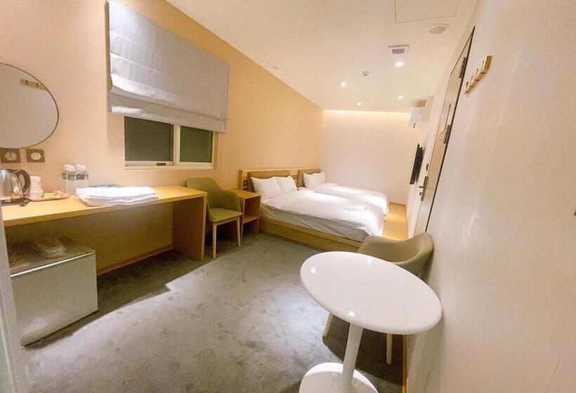اتاق استاندارد چهار تخته, Michi Hotel   Zhongli