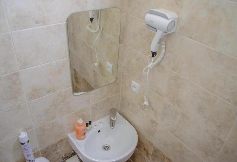 חדר דחוקס עם מיטת קינג, хостел Perron