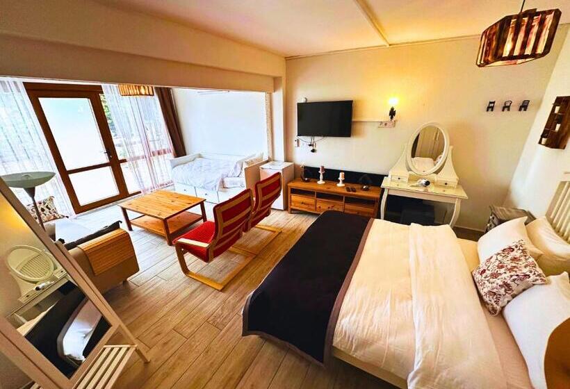 家庭间, Fizzio Alacati