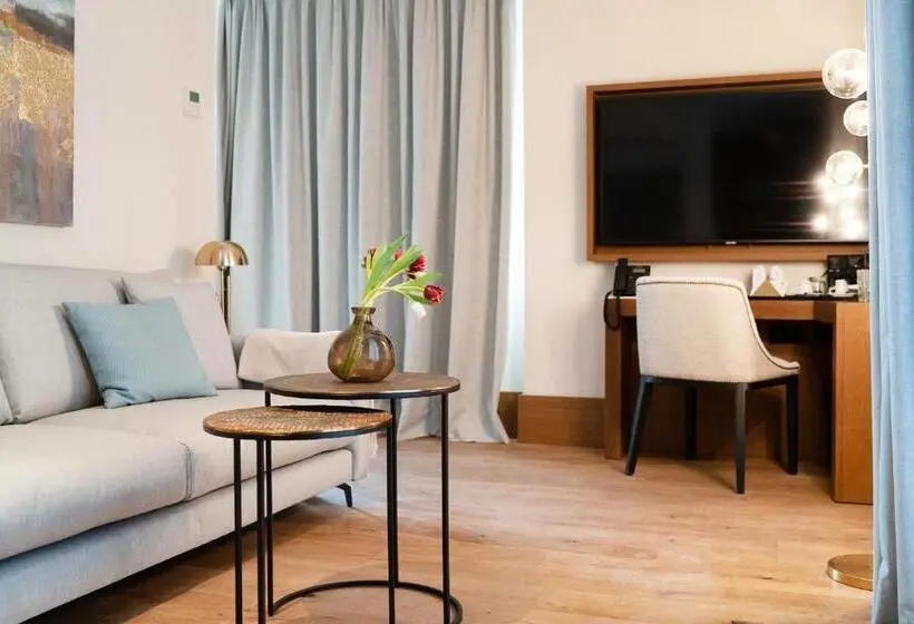 سوییت جونیور, Soho Boutique Equitativa