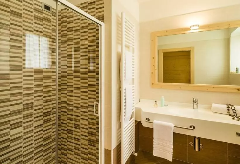 اتاق خانوادگی, Family Hotel Serena