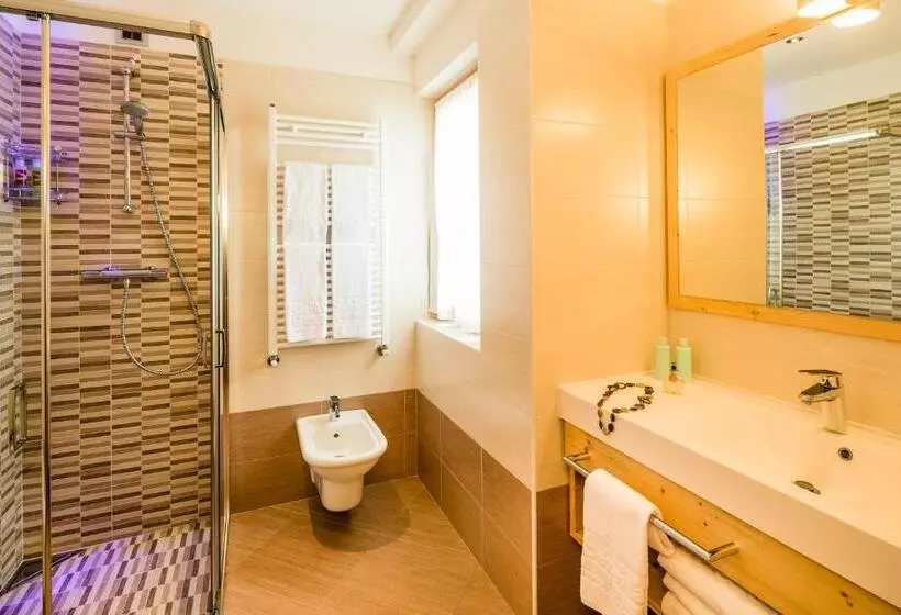 سوییت خانوادگی, Family Hotel Serena