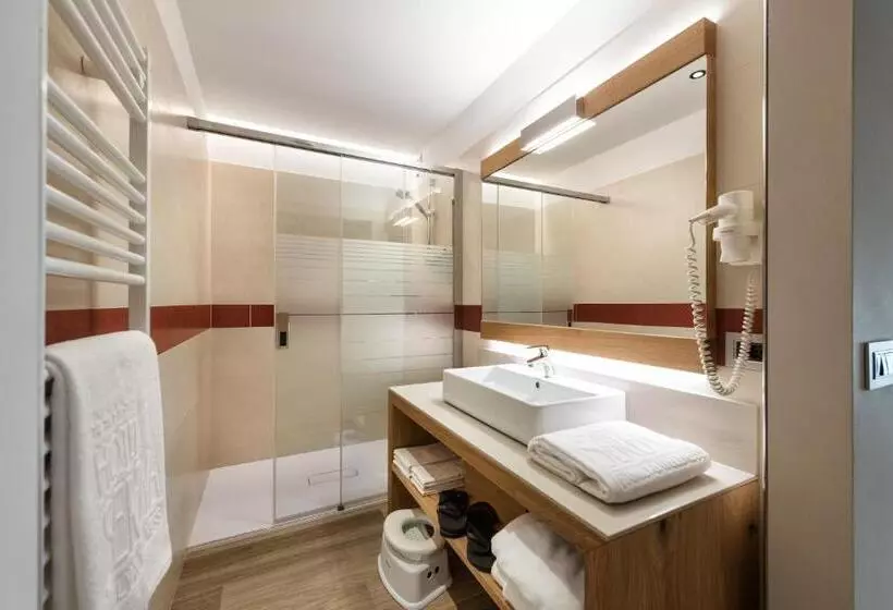 سوییت خانوادگی, Family Hotel Serena