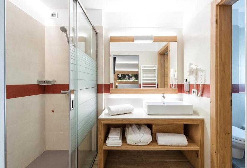 디럭스 트리플 룸, Family Hotel Serena