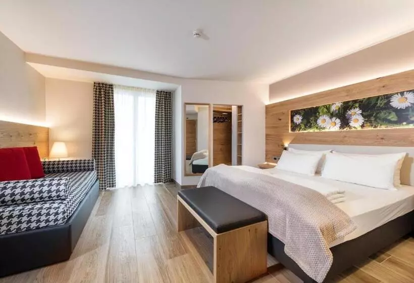 اتاق لوکس سه تخته, Family Hotel Serena