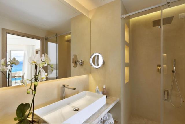 Люкс с Бассейном, Gabbiano Azzurro Hotel & Suites