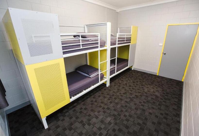 سرير فى غرفة مشتركه, Mad Monkey Village