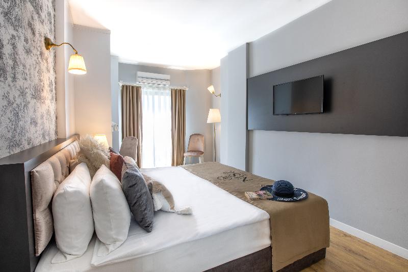 اتاق سوپریور, Niss Lara