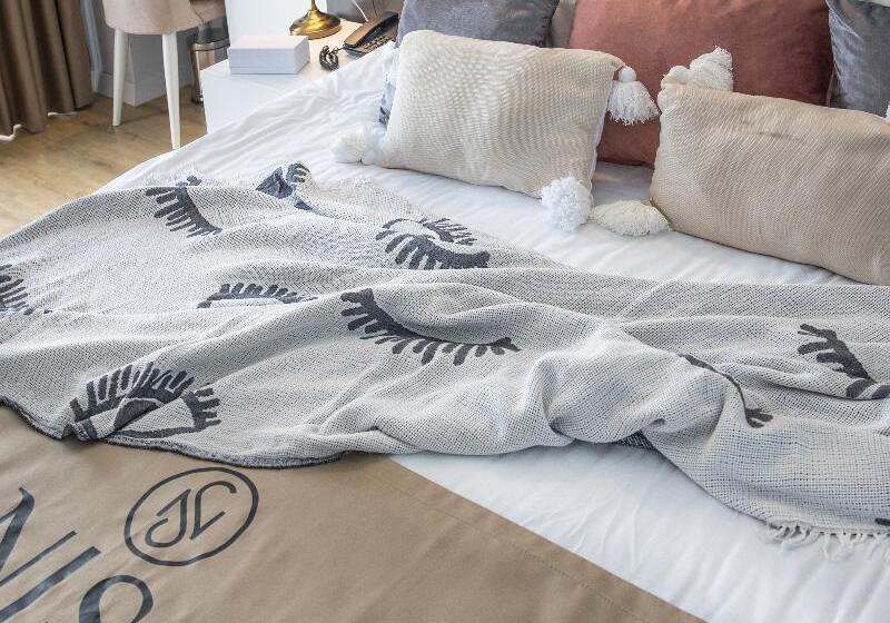 اتاق سوپریور, Niss Lara