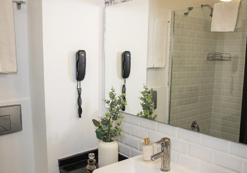 اتاق خانوادگی تودرتو, Niss Lara