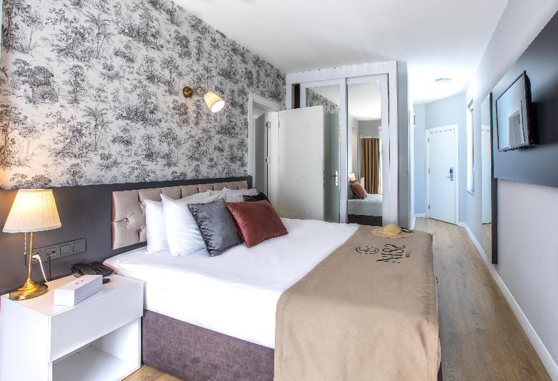 اتاق خانوادگی تودرتو, Niss Lara