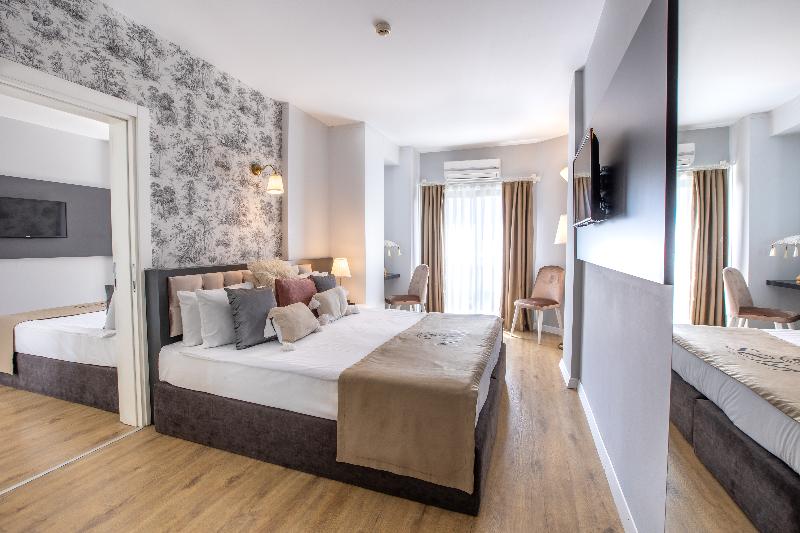 اتاق خانوادگی تودرتو, Niss Lara