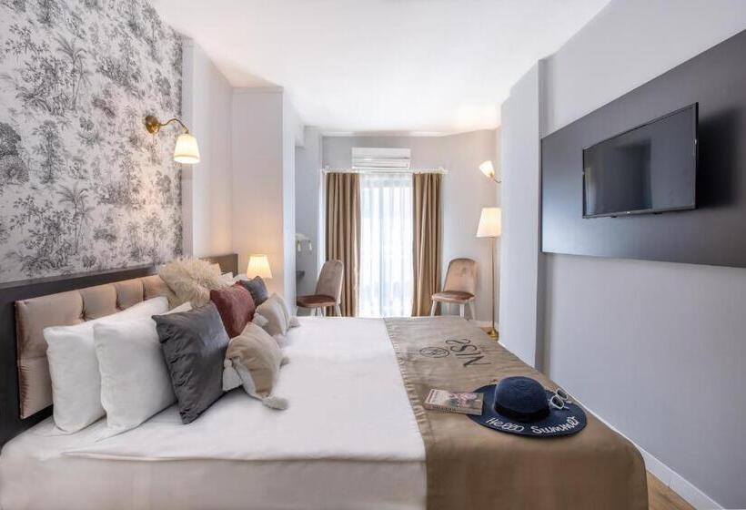 اتاق سوپریور, Niss Lara