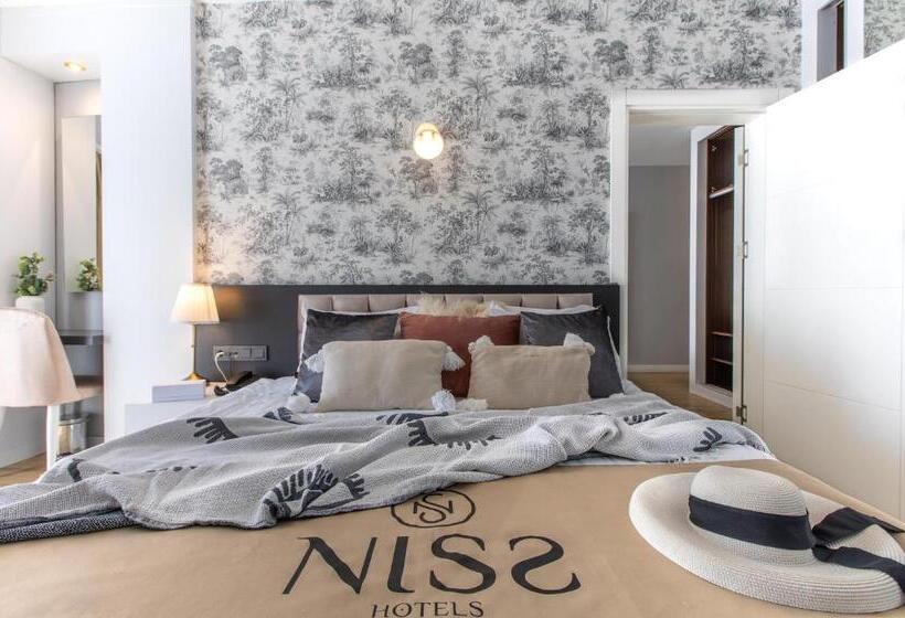 اتاق سوپریور, Niss Lara