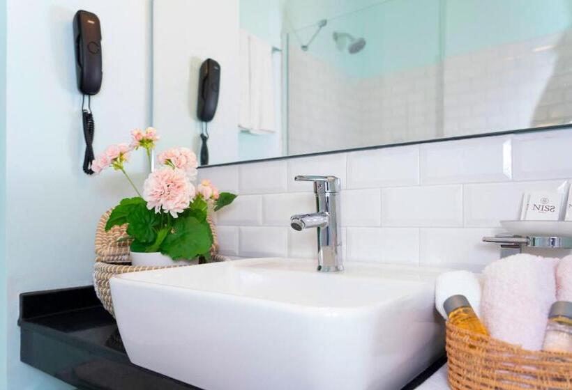 اتاق سوپریور سه تخته, Niss Lara